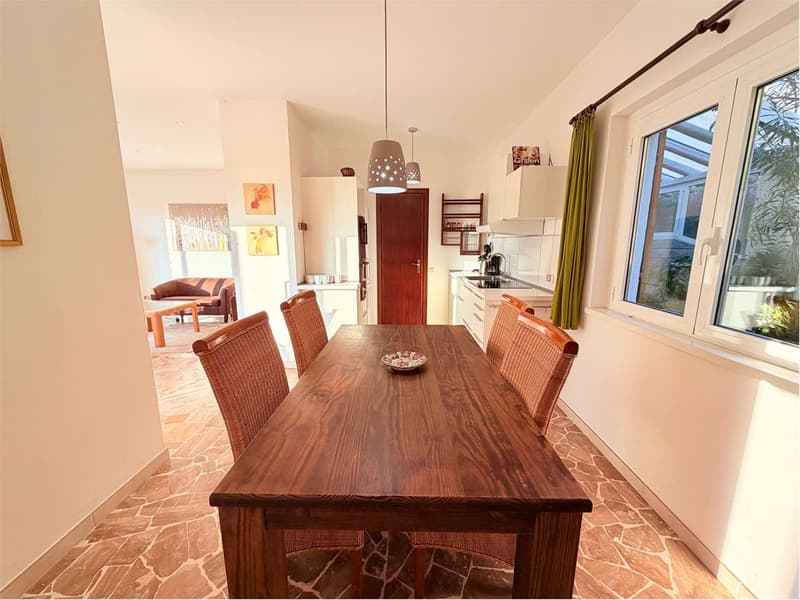Bellissima casa bifamiliare in una posizione tranquilla e soleggiata c (5)