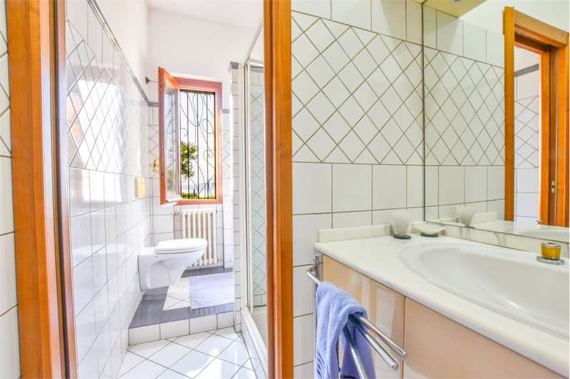 Villa indipendente in posizione privilegiata, con vista da sogno sul L (8)