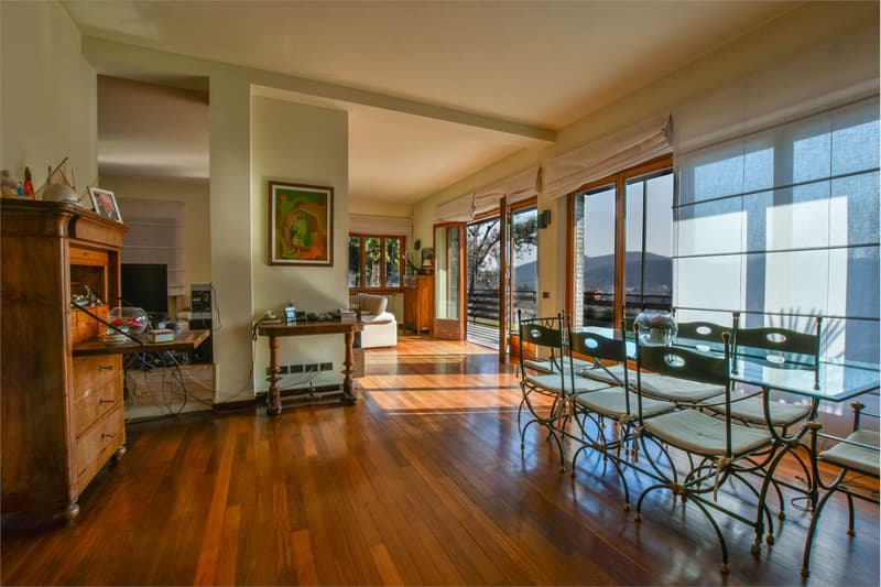 Villa indipendente in posizione privilegiata, con vista da sogno sul L (5)
