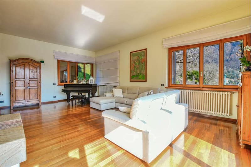 Villa indipendente in posizione privilegiata, con vista da sogno sul L (3)