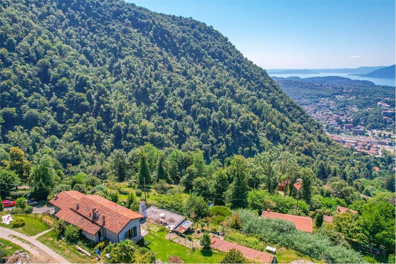 Villa da ristrutturare con bellissima vista lago e ampio giardino priv (4)