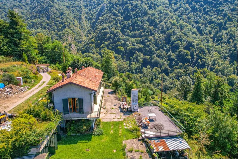Villa da ristrutturare con bellissima vista lago e ampio giardino priv (2)