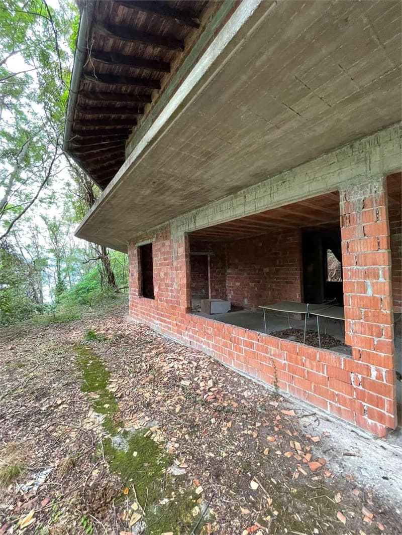 Rustico da ultimare, con ampio terreno, in posizione privata con vista (6)
