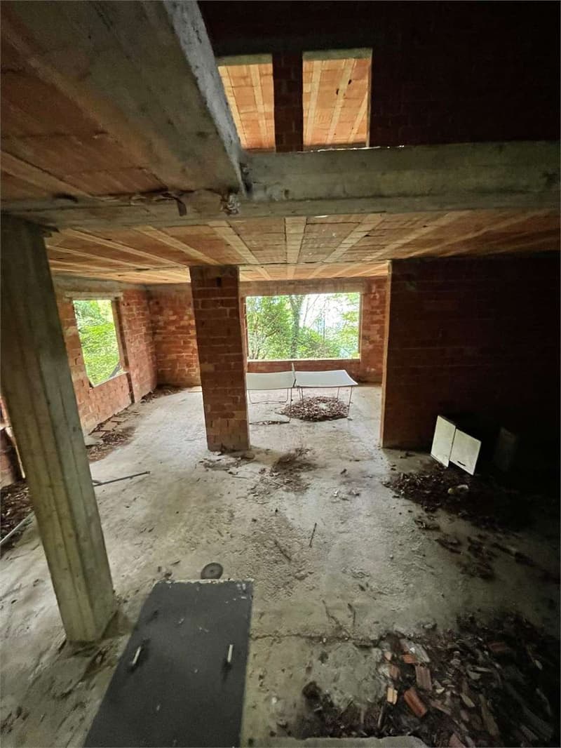 Rustico da ultimare, con ampio terreno, in posizione privata con vista (8)