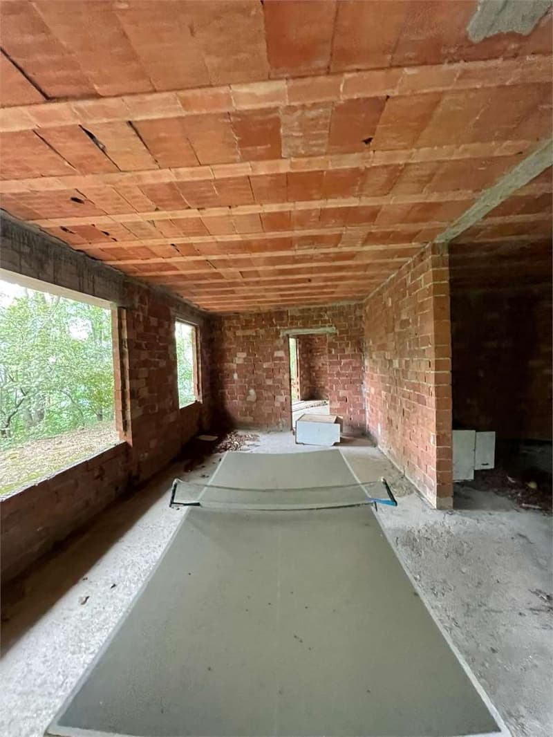 Rustico da ultimare, con ampio terreno, in posizione privata con vista (4)
