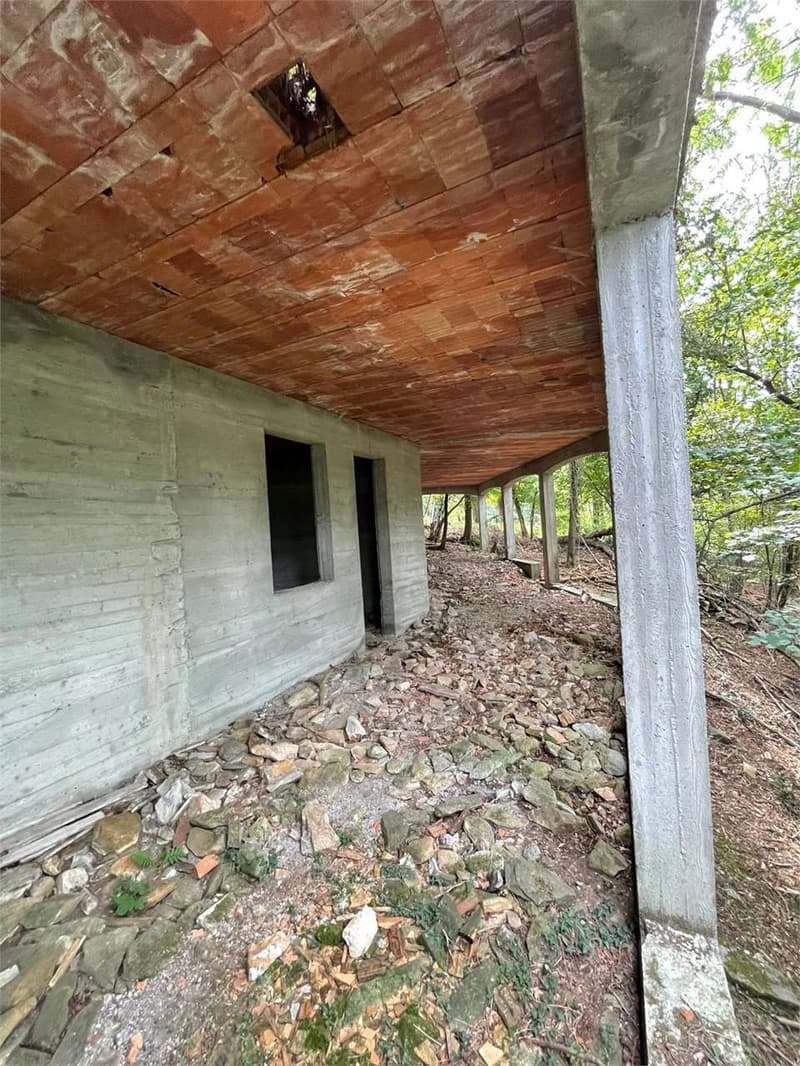 Rustico da ultimare, con ampio terreno, in posizione privata con vista (10)
