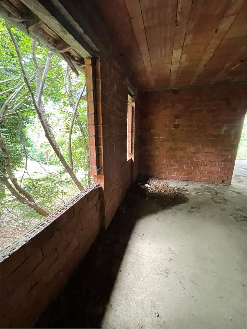 Rustico da ultimare, con ampio terreno, in posizione privata con vista (3)
