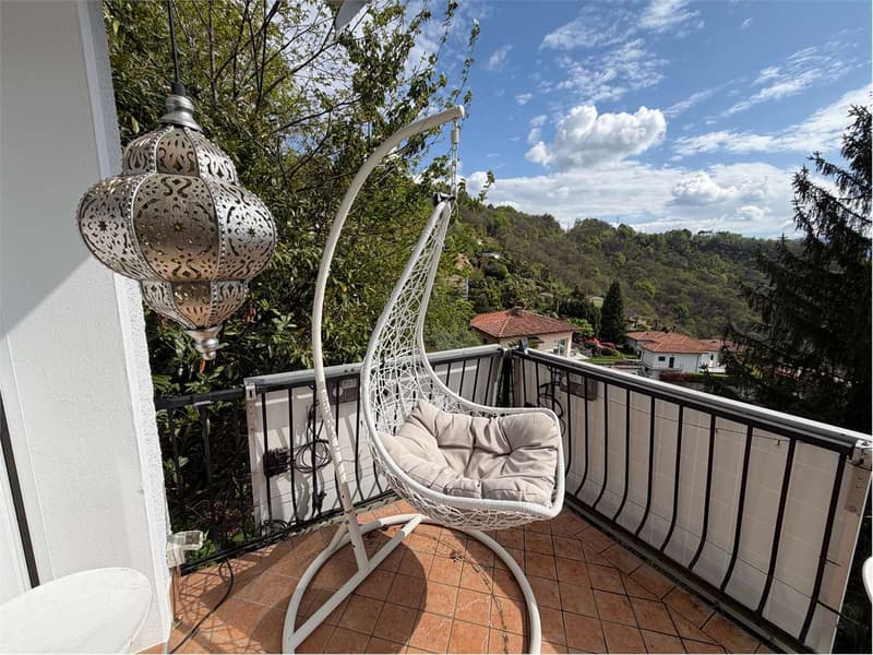 Bilocale d'angolo ristrutturato con bel terrazzo e vista lago da sogno (10)