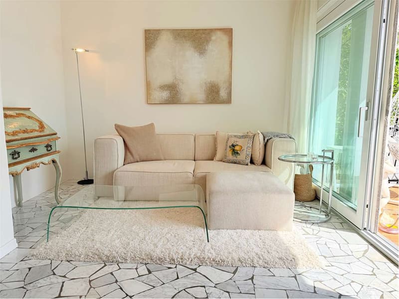 Bilocale d'angolo ristrutturato con bel terrazzo e vista lago da sogno (3)