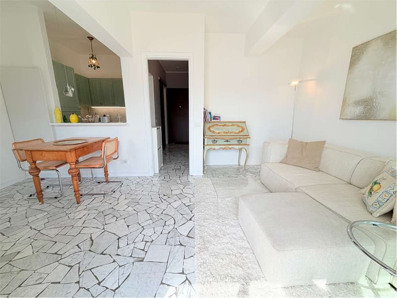Bilocale d'angolo ristrutturato con bel terrazzo e vista lago da sogno (2)