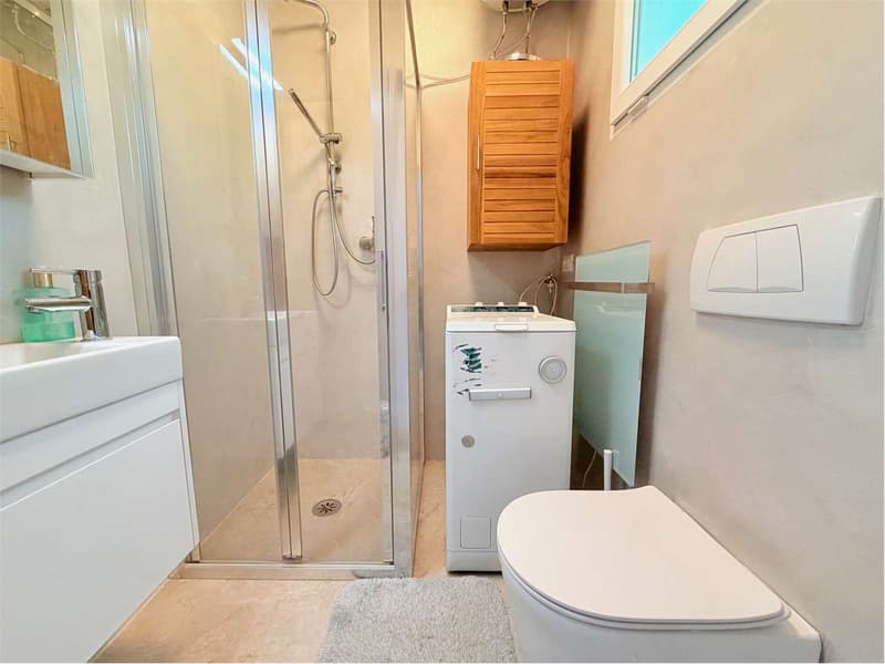 Bilocale d'angolo ristrutturato con bel terrazzo e vista lago da sogno (8)