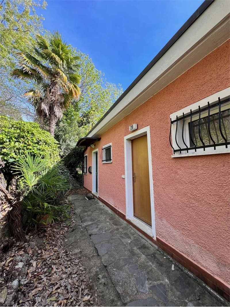 Bilocale d'angolo ristrutturato con bel terrazzo e vista lago da sogno (13)