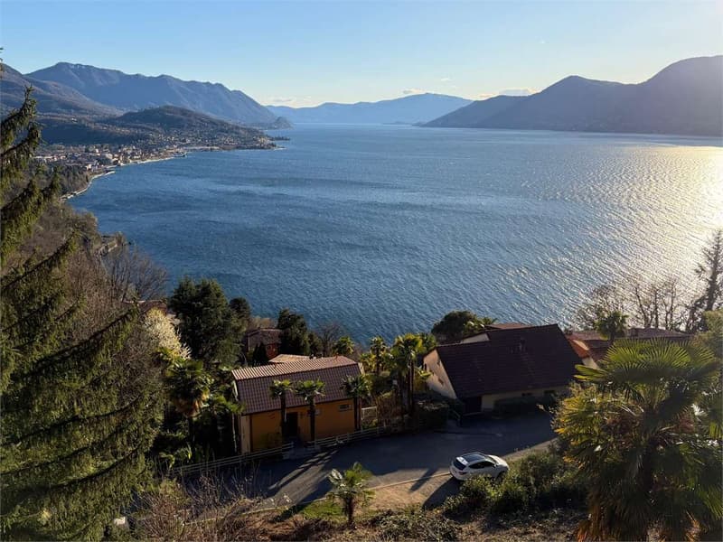 Bilocale d'angolo ristrutturato con bel terrazzo e vista lago da sogno (11)