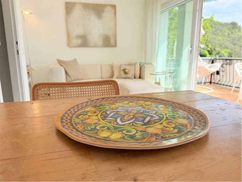 Bilocale d'angolo ristrutturato con bel terrazzo e vista lago da sogno (4)