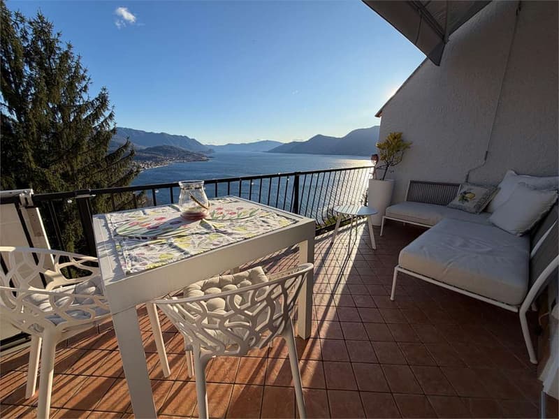 Bilocale d'angolo ristrutturato con bel terrazzo e vista lago da sogno (1)