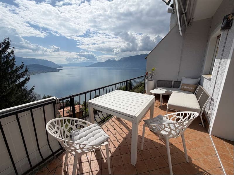 Bilocale d'angolo ristrutturato con bel terrazzo e vista lago da sogno (9)