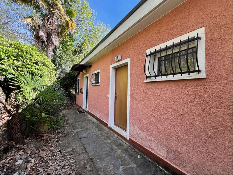 Bilocale d'angolo ristrutturato con bel terrazzo e vista lago da sogno (12)