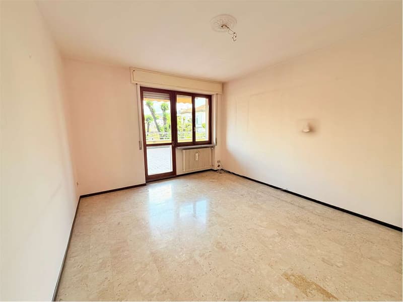 Bell'appartamento con ampia terrazza nel centro di Luino (4)