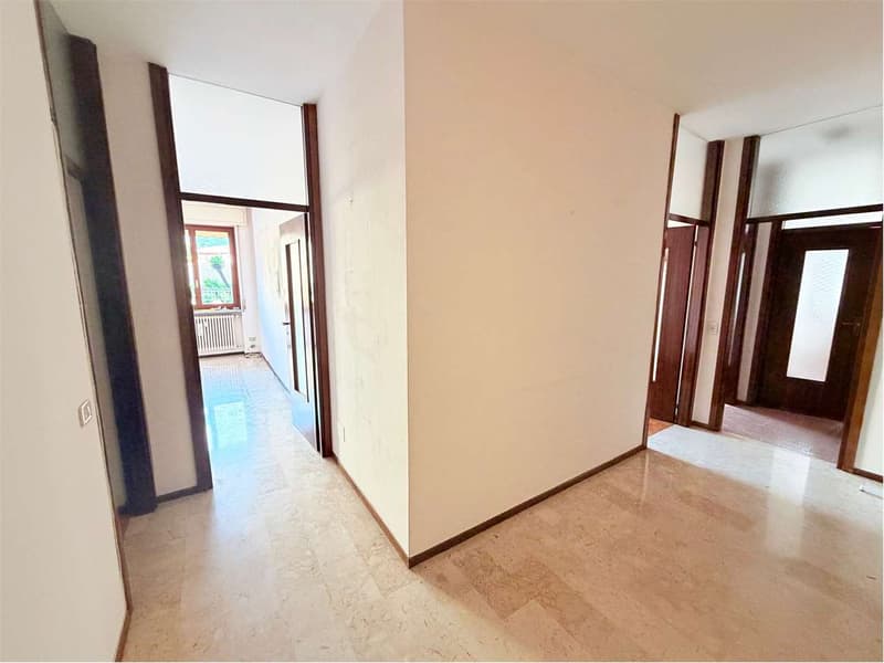 Bell'appartamento con ampia terrazza nel centro di Luino (2)
