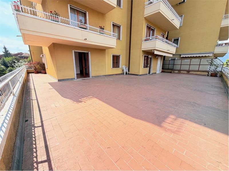 Bell'appartamento con ampia terrazza nel centro di Luino (11)