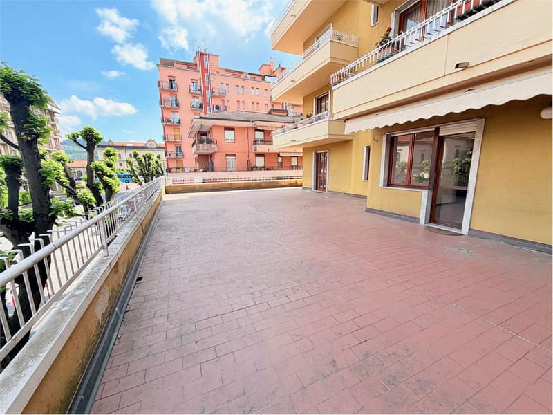 Bell'appartamento con ampia terrazza nel centro di Luino (13)