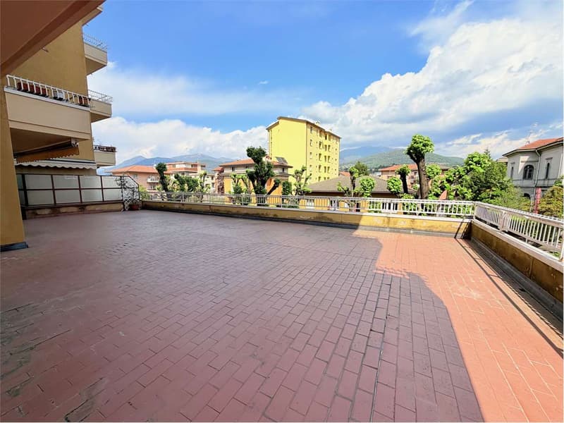 Bell'appartamento con ampia terrazza nel centro di Luino (12)