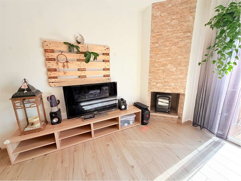 Casa di paese ristrutturata in posizione tranquilla e soleggiata, con (4)