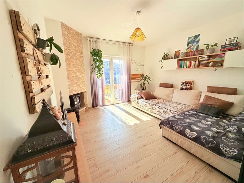 Casa di paese ristrutturata in posizione tranquilla e soleggiata, con (2)