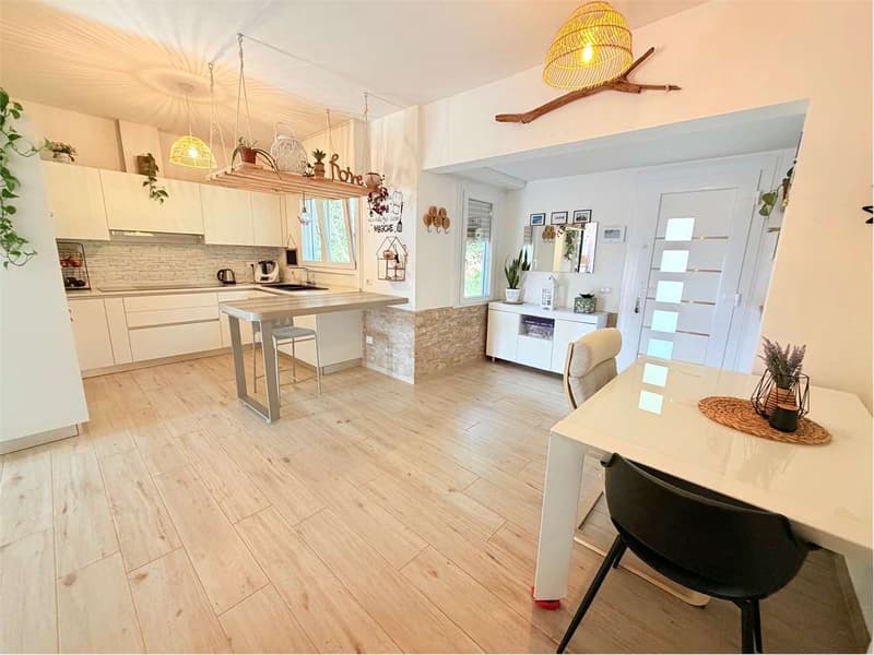 Casa di paese ristrutturata in posizione tranquilla e soleggiata, con (5)