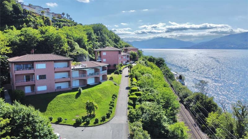 Curata attico con splendida vista lago a pochi passi dalla spiaggia (1)