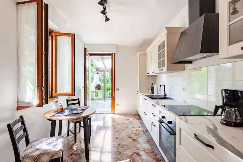 Bellissima villa divisa in tre unità, con ampio giardino e piscina, in (4)