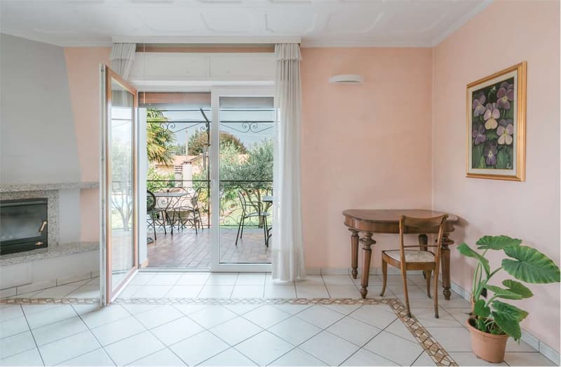 Bellissima villa divisa in tre unità, con ampio giardino e piscina, in (8)