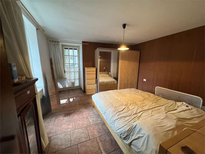 Casa indipendente da ammodernare in una posizione tranquilla e soleggi (3)