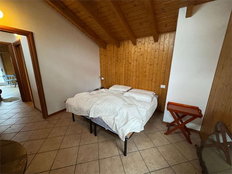 Casa indipendente da ammodernare in una posizione tranquilla e soleggi (5)