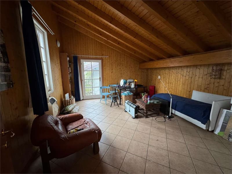 Casa indipendente da ammodernare in una posizione tranquilla e soleggi (6)
