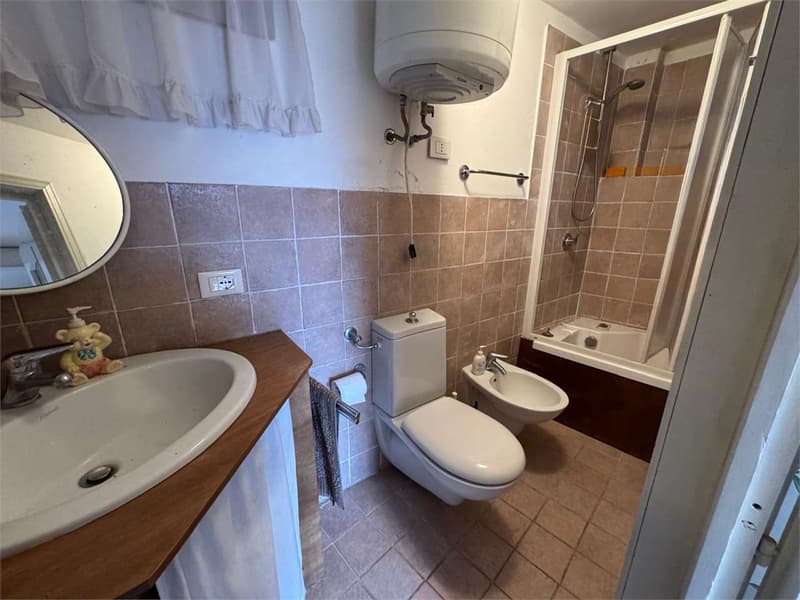 Casa indipendente da ammodernare in una posizione tranquilla e soleggi (4)