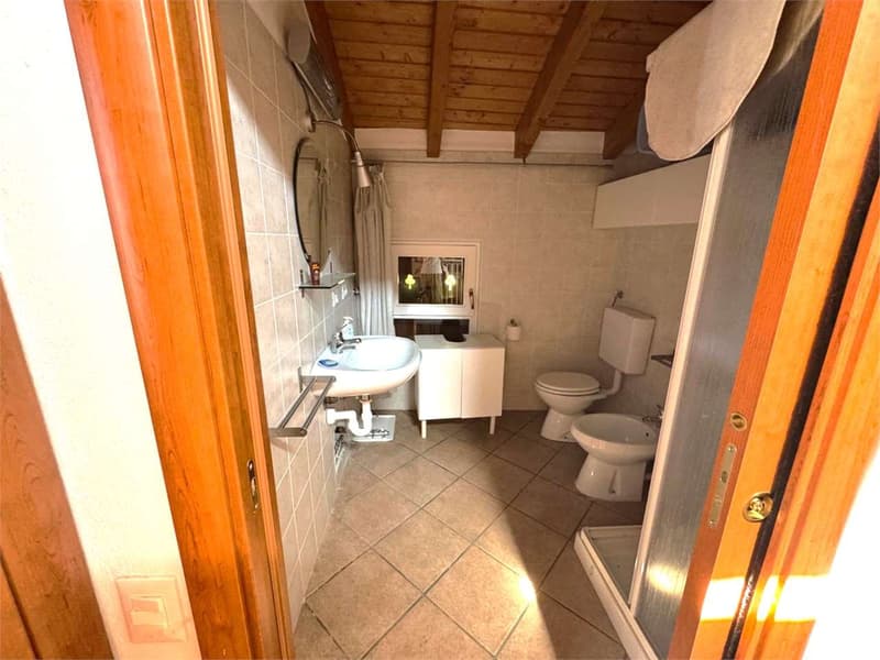 Casa indipendente da ammodernare in una posizione tranquilla e soleggi (7)