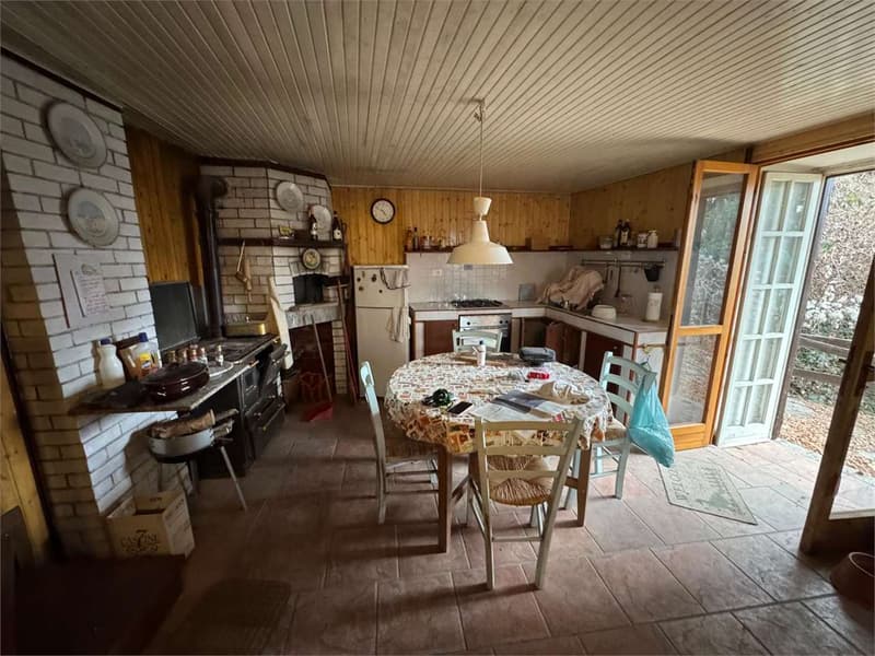 Casa indipendente da ammodernare in una posizione tranquilla e soleggi (2)