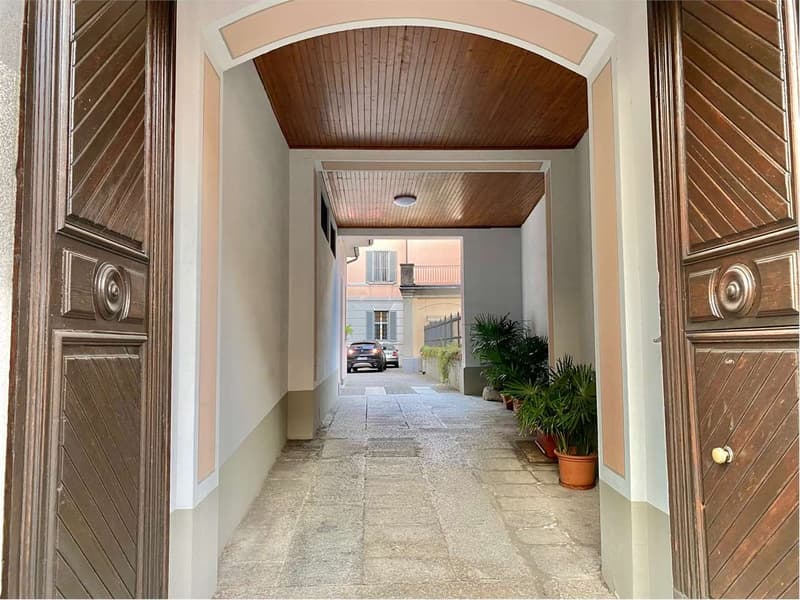 Spazioso appartamento in un palazzo storico nel centro di Luino con as (12)