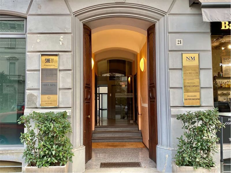 Spazioso appartamento in un palazzo storico nel centro di Luino con as (2)