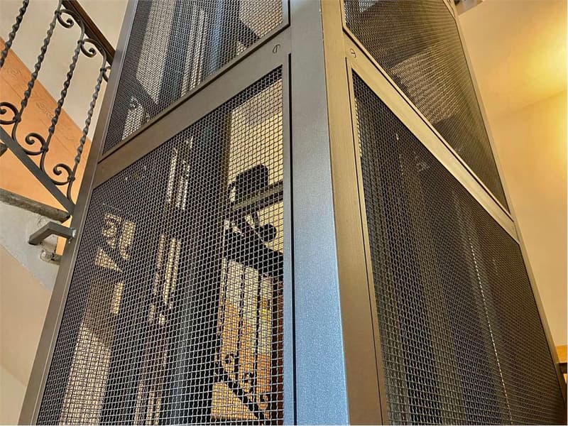 Spazioso appartamento in un palazzo storico nel centro di Luino con as (4)