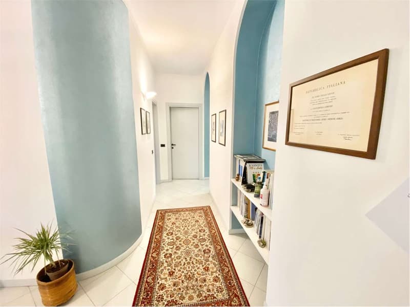 Spazioso appartamento in un palazzo storico nel centro di Luino con as (6)