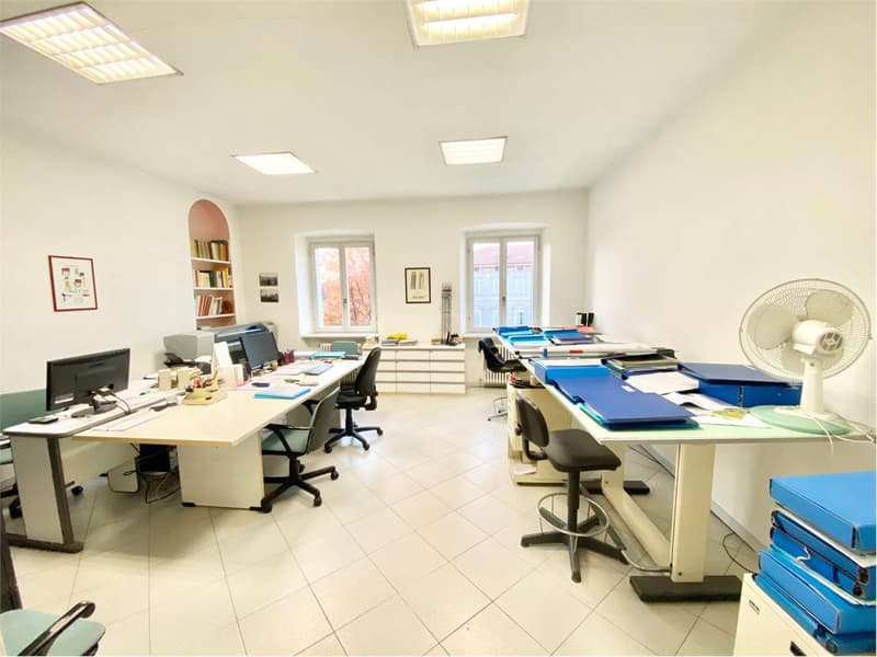 Spazioso appartamento in un palazzo storico nel centro di Luino con as (8)