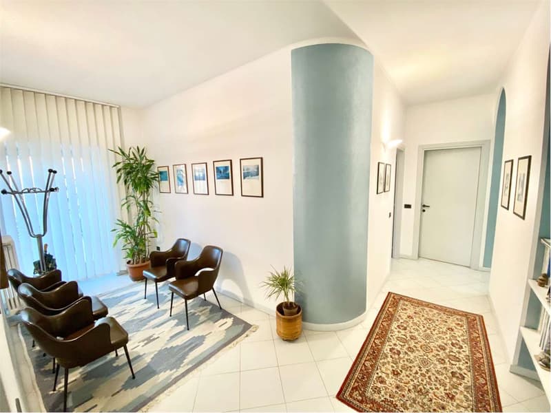 Spazioso appartamento in un palazzo storico nel centro di Luino con as (5)