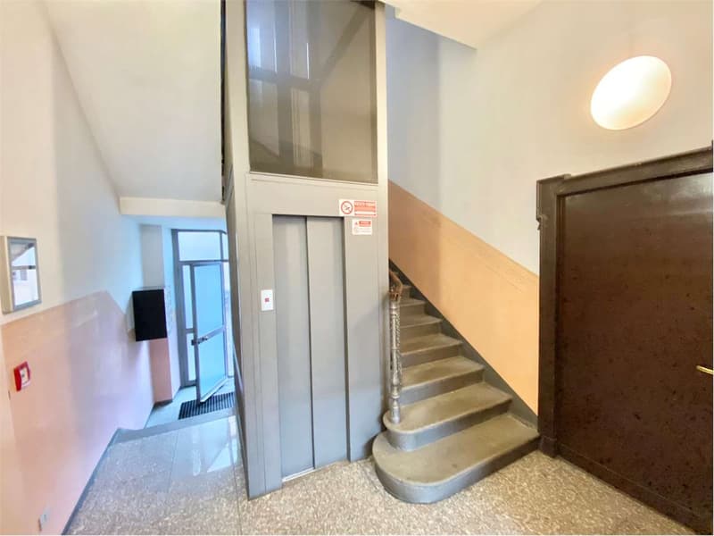 Spazioso appartamento in un palazzo storico nel centro di Luino con as (3)