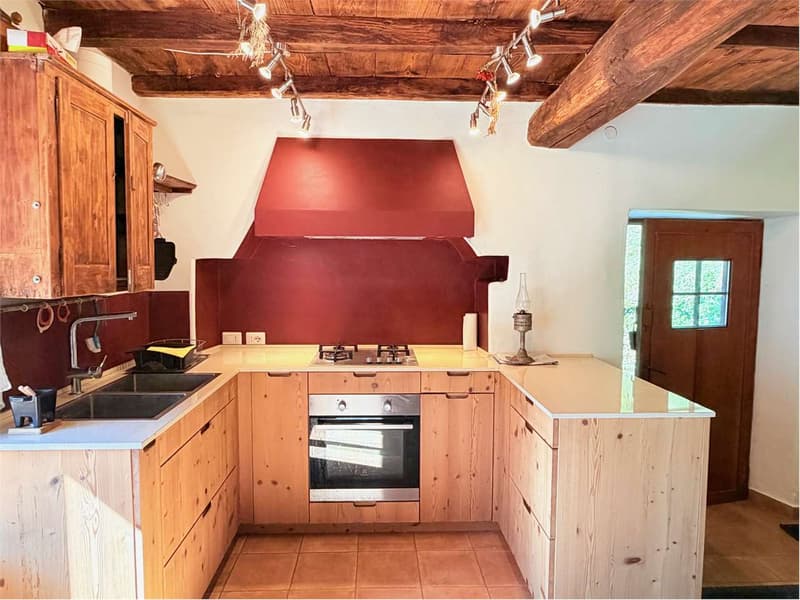 Curata casa di campagna in una posizione soleggiata e riservata con sp (6)