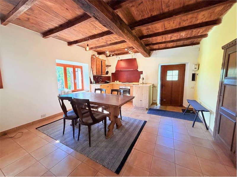 Curata casa di campagna in una posizione soleggiata e riservata con sp (3)