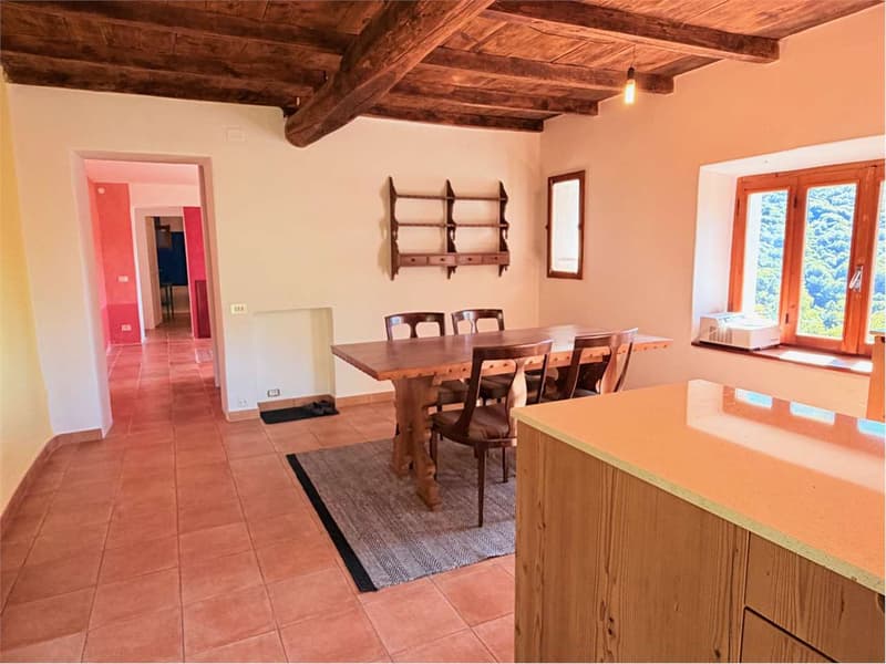 Curata casa di campagna in una posizione soleggiata e riservata con sp (5)