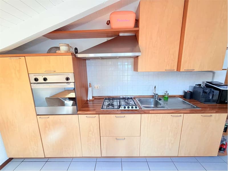 Attico ristrutturato in piccolo residence con piscina e fantastica vis (6)