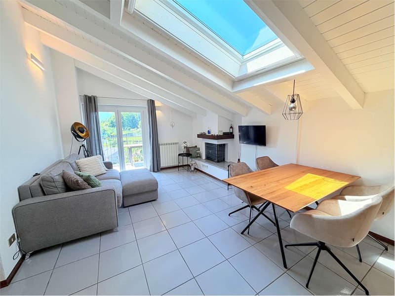 Attico ristrutturato in piccolo residence con piscina e fantastica vis (3)